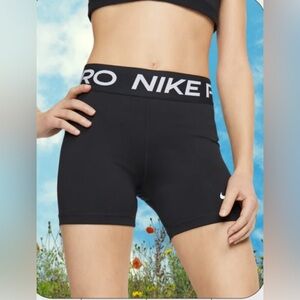 YOUTH Medium Nike Pro shorts